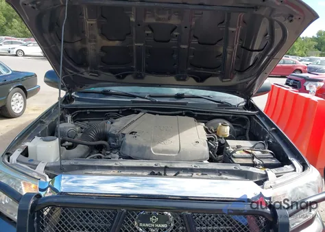 2015 Toyota Tacoma Base V6 z USA, uszkodzony, nr VIN 5TFUU4EN8FX146499